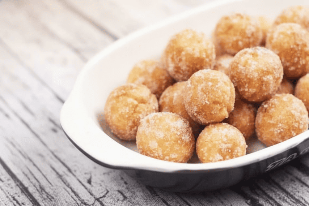 Viên bánh tròn giòn rụm, thơm bùi, ngọt dịu, ăn “vừa miệng”